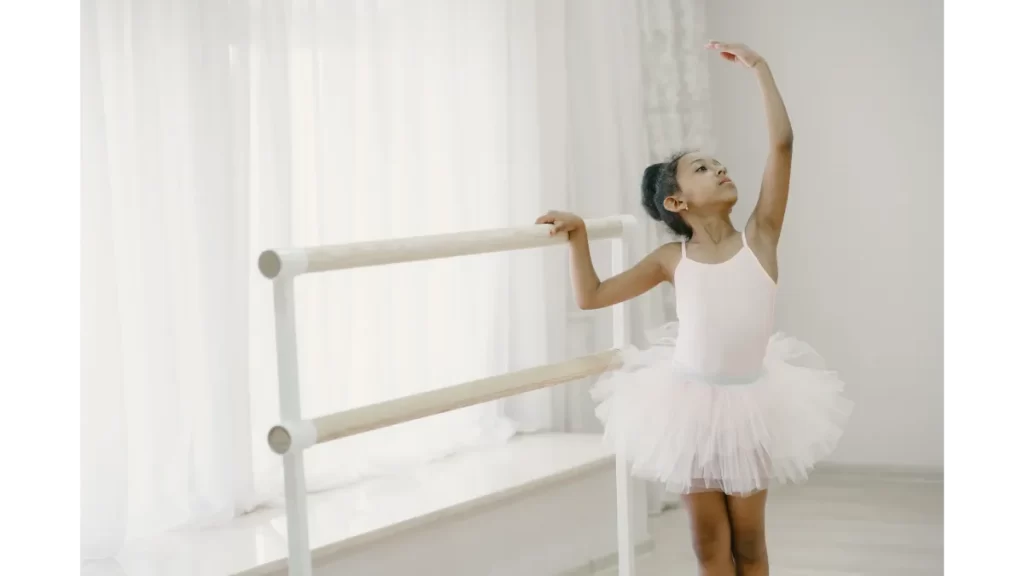 Criança negra dançando ballet e seus beneficios